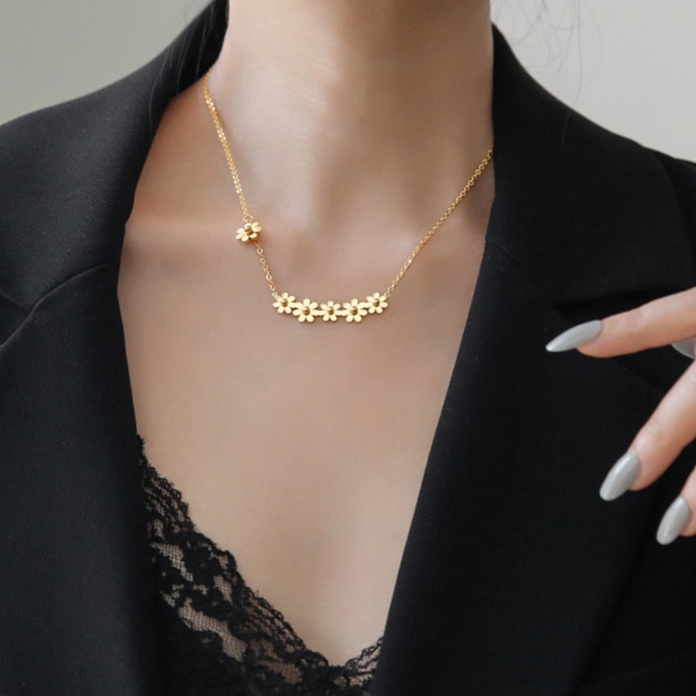NEW 18K Gold Plated Daisy Flower Bar Necklace - Picture 5 of 6